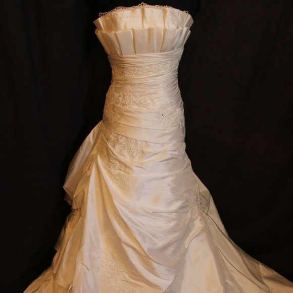 *HP SPECIAL PRICE* Stunning Ivory Strapless Wedding Gown/Shawl/Purse Size 4 - Picture 4 of 9